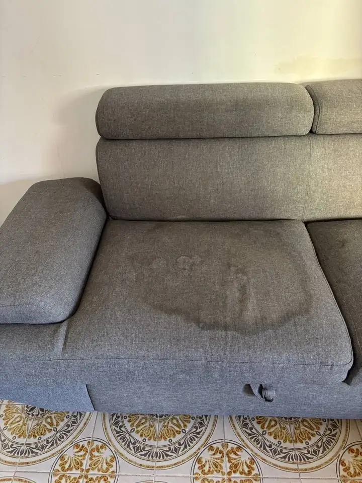 Grande auréole sur l'assise, avant nettoyage